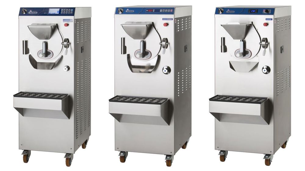 Les modèles de machines à glaces Snowy de Valmar répondent à tous les besoins (de g. à d. les séries TTi, Quick et M). © Valmar France